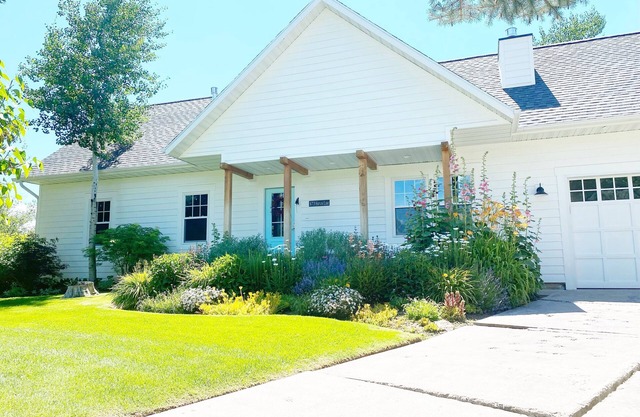 Gorgeous Remodeled Farmhouse tucked in a quiet cul de sac on 1/2 acre