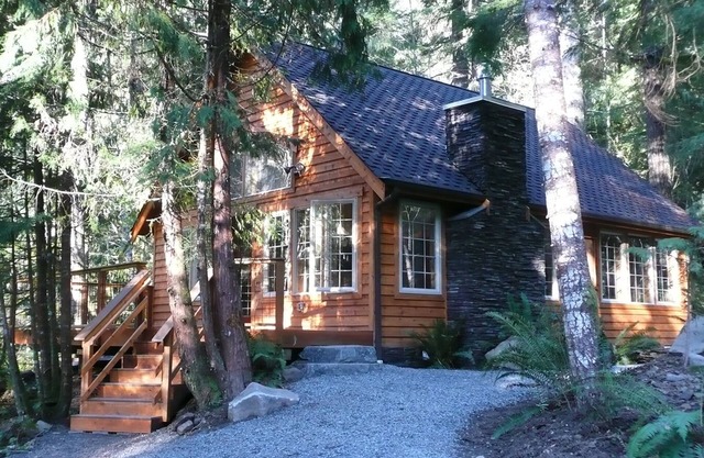 Gorgeous secluded cabin 2 miles from Mt. Rainier National Park. Private hot tub overlooking Copper Creek. No other buildings in sight! Pet friendly. Children welcome. Two bedrooms, full kitchen, big deck with creek views.
