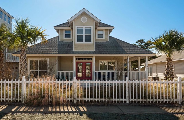 Gorgeous & Spacious 4 Bdrm, Sleeps 14, Close To Beach & Pool!