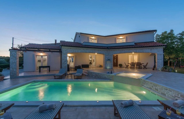 Gorgeous villa with panoramic view and whirlpool
