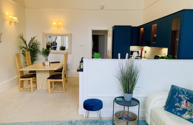 *Graciously large one bed by the Sea*