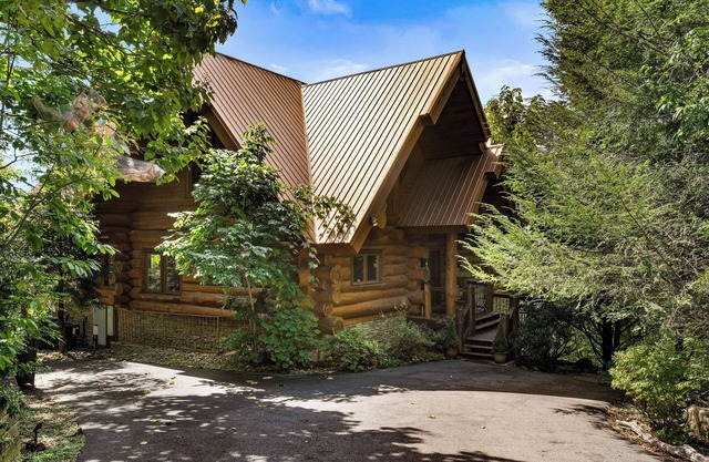Grampy Camp Lodge | 6BR Gatlinburg cabin w/ hot tub, gym & big decks