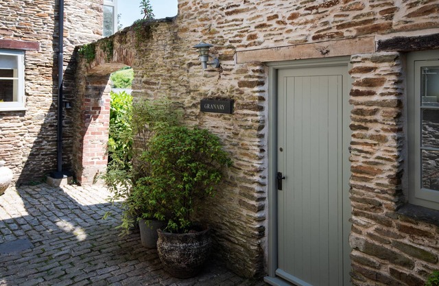 Granary Cottage - a cottage that sleeps 2 guests in 1 bedroom