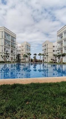 Grand appartement vue golf a 2 min de la plage Bouznika