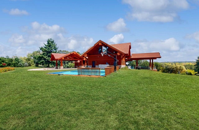 Grand cabin with lake view, pond, wood fireplace & AC, & fast WiFi