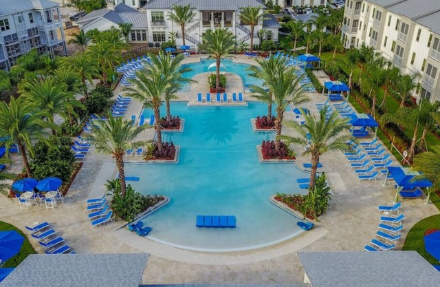 Grand Retreat w/Pool, Gym, Tennis Court, King Bed