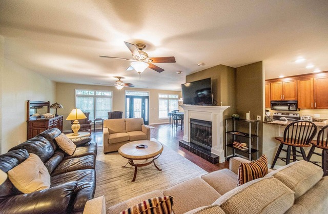 Grand Rivers Home - Walk to Lakes & National Park!