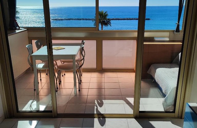 Grand studio bord de mer- accès direct aux plages