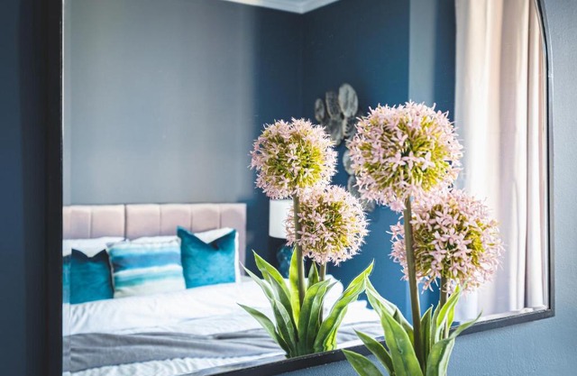 Grand Victoria Seaside Beauty, Stones-Throw from the Beach