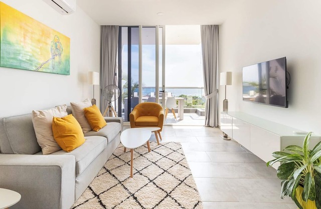 Grand View luxury apartment, fully airconditioned, swimming pool & gym