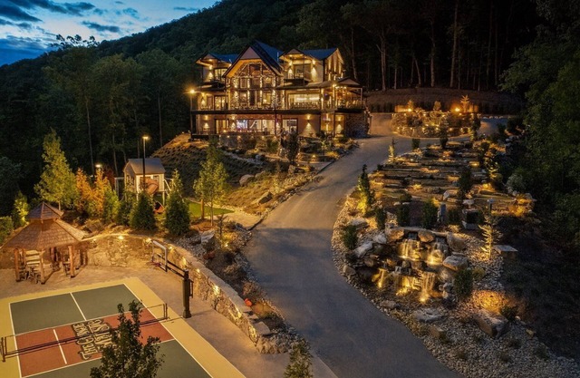 Grande Majestic ~ Pickleball ~ Mini Golf ~ Duck Bowling ~ Pool ~ Sleeps 40!