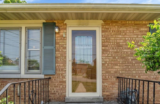 Grandma's House - Furnished - 1 Block to Metra Line - Pets Welcome - Fenced Yard