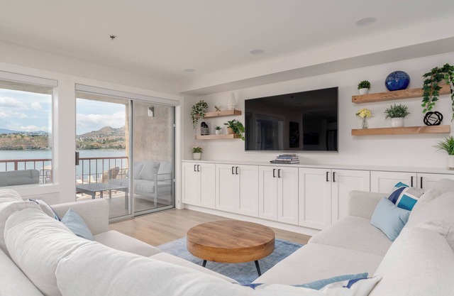 GrandView 202 - Luxury 2 Bedroom Waterfront Condo