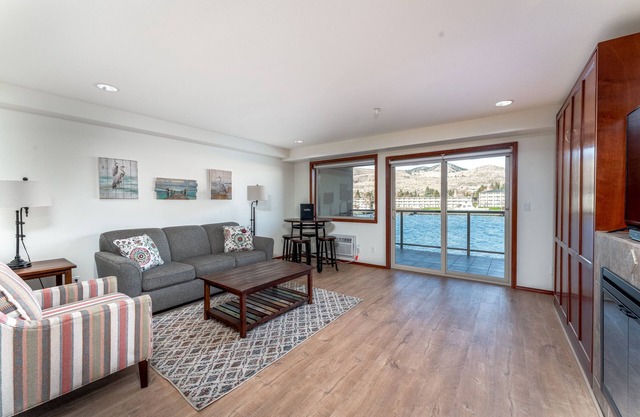 Grandview 636 Waterfront condo on Lake Chelan