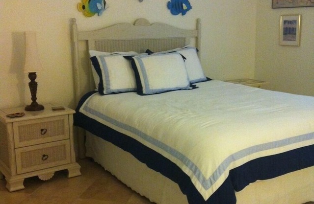 Grandview Penthouse 3 Bedroom plus bonus 4th bedroom Beach Front on Grace Bay