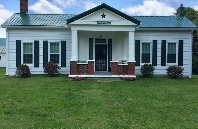 Granny’s House 2 bedroom, 5 miles to ark! Bonus walkthrough space with twin bed.