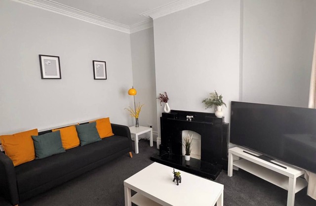 Grantham House - Sleeps 6 - Pet friendly - Parking