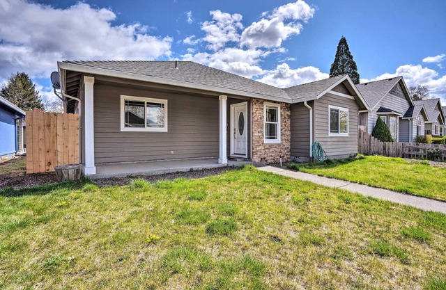 Grants Pass Home: 1 Mi to Downtown & Rogue River!