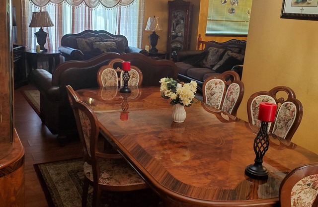 Grate location! Walking distance to park, dinning and beach.