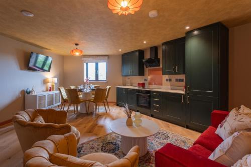 Gray - 2 Bedroom Luxury Apartment by Mint Stays