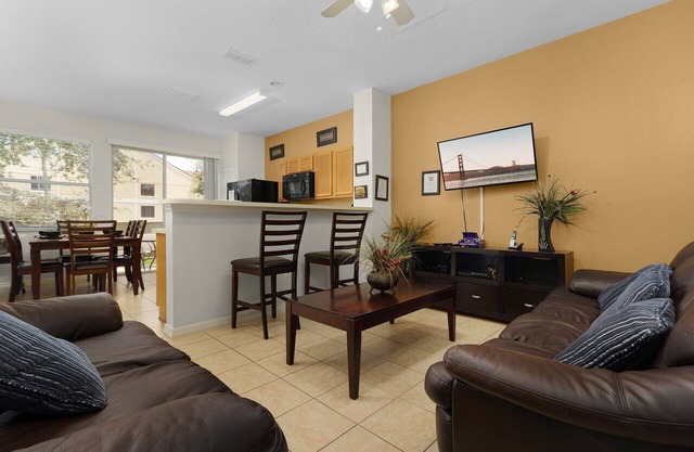 Great 3 bed/3 bath townhome in Crestwynd Bay, just 2 miles from WDW main gate