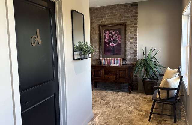 Great bedroom with private bathroom & Lounge above a local Diner