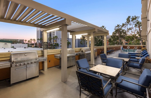 GREAT DEAL! 2 Amazing Units Close to Disneyland! Shuttle Service, Pool!