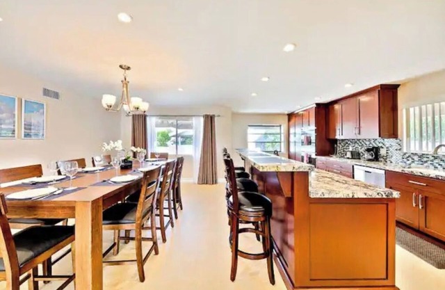 Great for Family's Disneyland Close 5 Bedrooms, 3 Baths, Sleeps 12 Pool Home