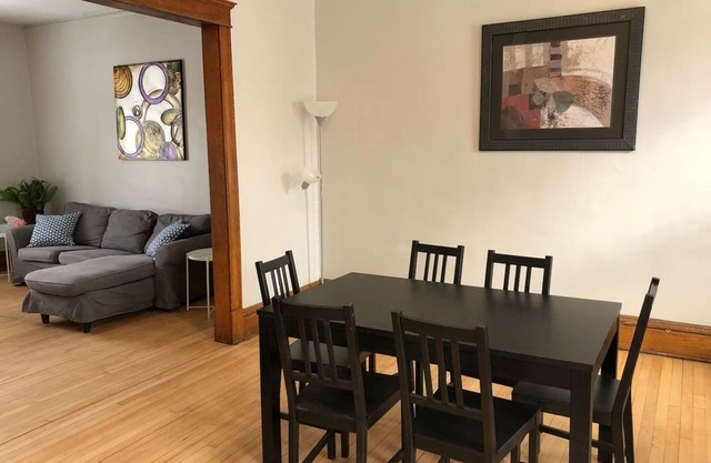Great for groups- 4 bdrm home near downtown Mpls!