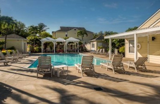 Great get away ,Hot tub, swimming pool, Lani over looks the golf course