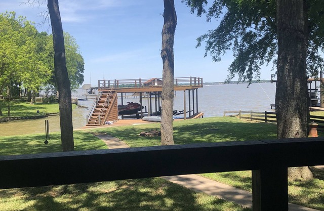 Great House on Lake with Swimming, Fishing and Boating