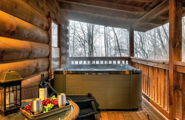 !Great Location! Hot Tub + Private + Log Cabin + Easy Access