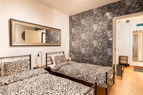 Great location & transport connections with all amenities 1-8 people FREE CONTINENTAL BREAKFAST WIFI COFFEE &TEA