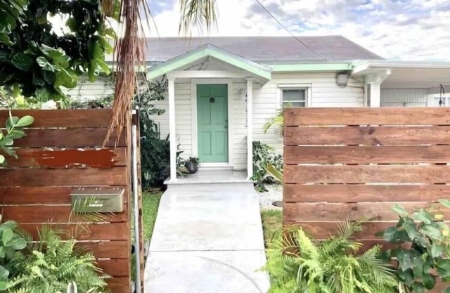 Great Location! 1 Bed 1 Bath Valencia Cottage Sleeps up to 4