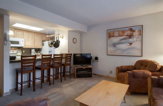 GREAT reviews & great value! Lake Forest Glen w/HOA pools, hot tub, walk to beach