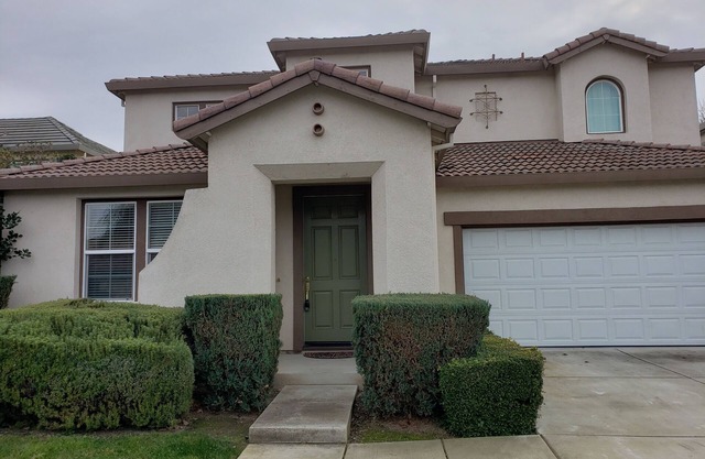 Great Spacious House close to shopping and dining, easy freeway access.