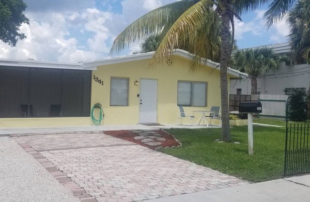 Great spot for a sunny, hassle free vacation. Clean, safe close to the beach.