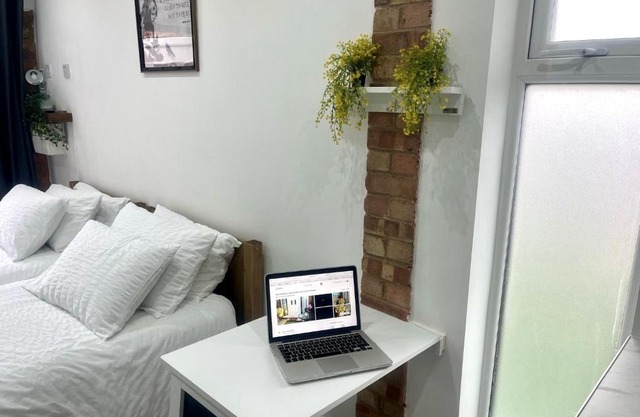 Great Studio near Airport - SUPER HOST 2 YEARS RUNNING!