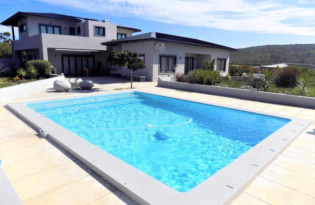 Green Goose 2 - Luxury Home with Pool