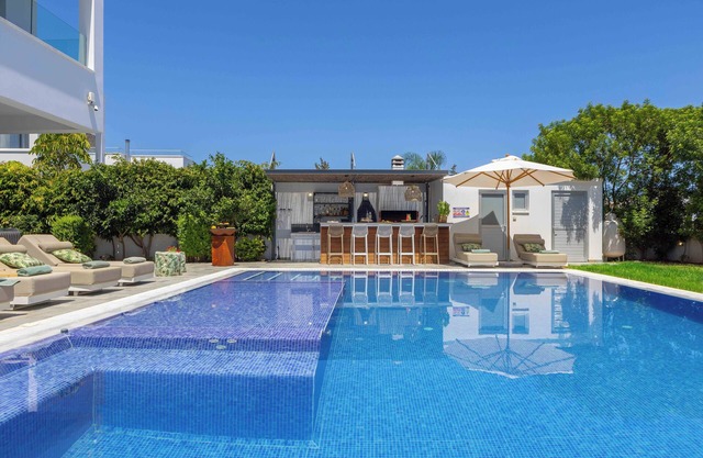 Green Haven Residence 2 Central Protaras, Huge Pool, Garden, Pool Jacuzzi,