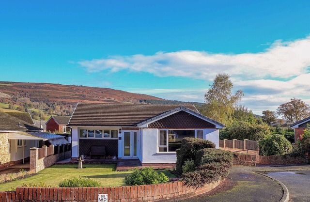 GREEN VIEW, pet friendly, with a garden in Llangollen