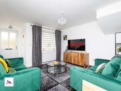 Greenwood by Alt-Stay - 4 Bed Contractor and Relocation Accommodation Wakefield with Master Ensuite, TVs in Bedrooms, Parking, Garden, Open Plan Kitchen Diner and Wi Fi - Long Stay ready with Weekly and Monthly Rates