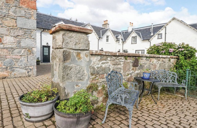 GRIEVE’S HOUSE, pet friendly, with open fire in Fort Augustus