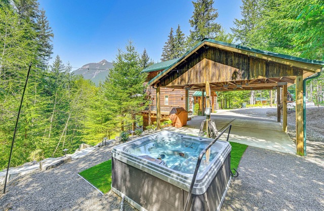 'Grizzly Tower' Packwood Cabin w/Hot Tub!