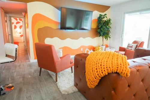 Groovy Getaway - 70s themed house