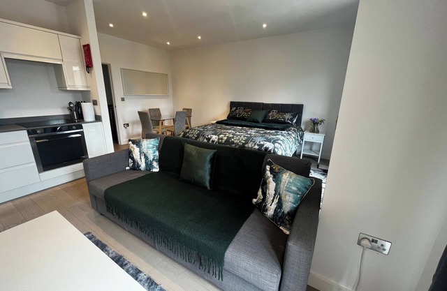 Grosvenor Rd Studio - Sleeps 4, Pet Friendly, WiFi