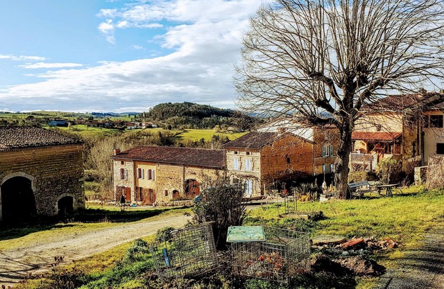 Grote boerderij met zwembad en zicht op de vulkanen van de Auvergne.