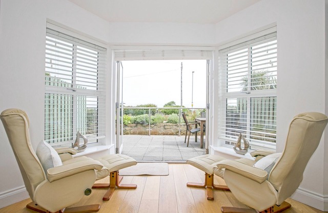 Ground floor, 2 bedroom, Sea view, EV Charger, Large terrace, Free parking