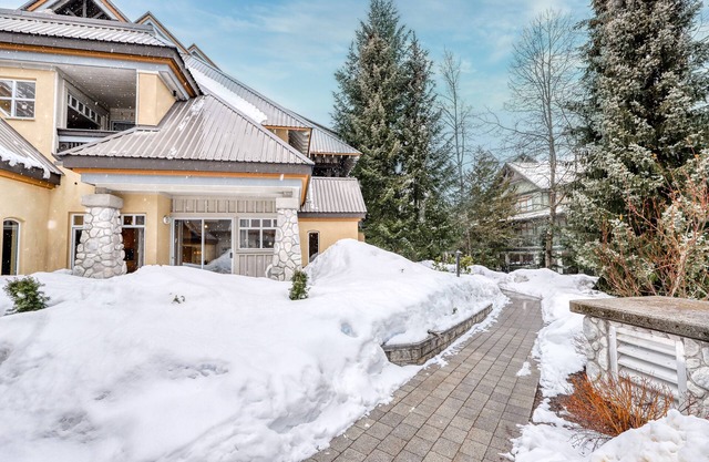 Ground-floor condo with fireplace & patio - walk or shuttle to ski lifts