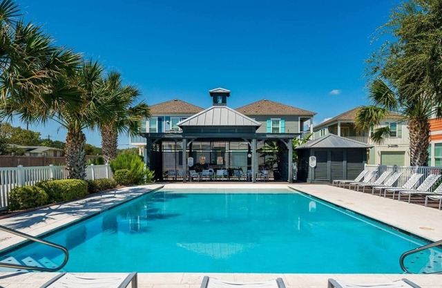 Ground Floor Gem: Private Beach, Pier & Pool